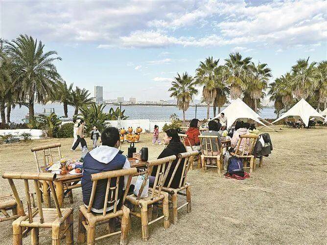 门“篷友”共筑文明露营新风尚ky开元棋牌与自然为邻 厦(图2)