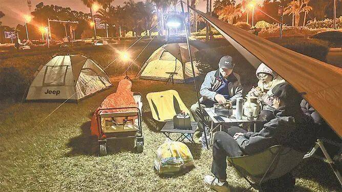 门“篷友”共筑文明露营新风尚ky开元棋牌与自然为邻 厦(图5)